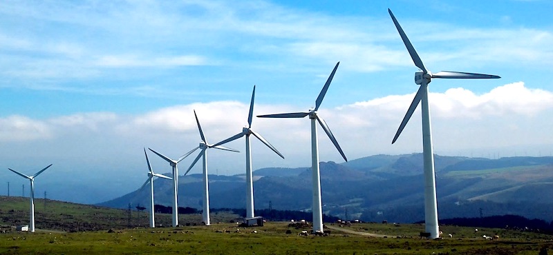 Windkraftanlagen in Voralpenlandschaft