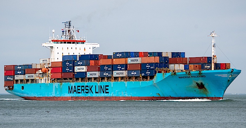 Frachter mit Containern auf See