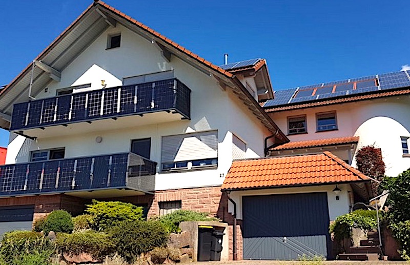 Haus mit Solarbalkonen
