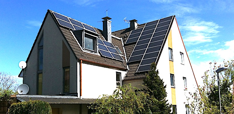 Haus mit Steildach und Solaranlage