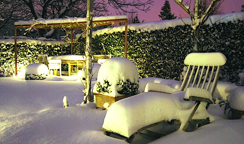 Terrassenmöbel im Schnee