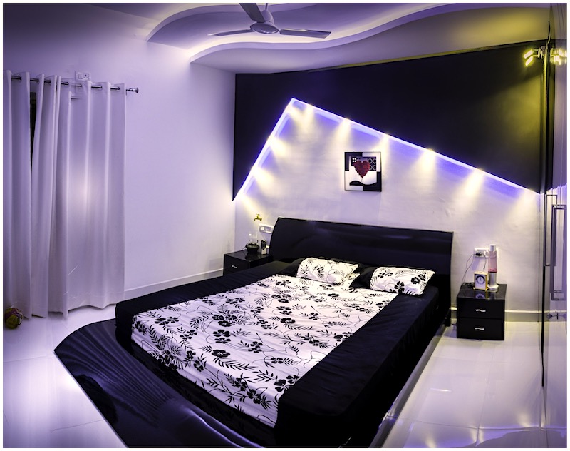 Farbiges Beleuchtungskonzept im Schlafzimmer