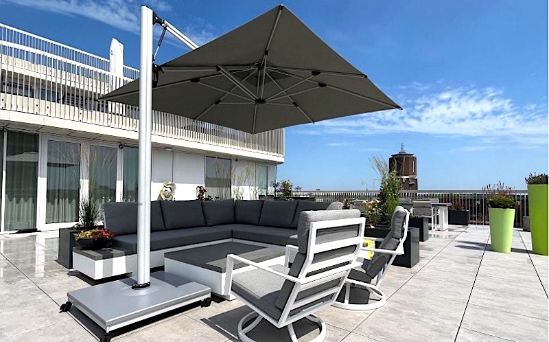Moderner Sonnenschirm auf Terrasse
