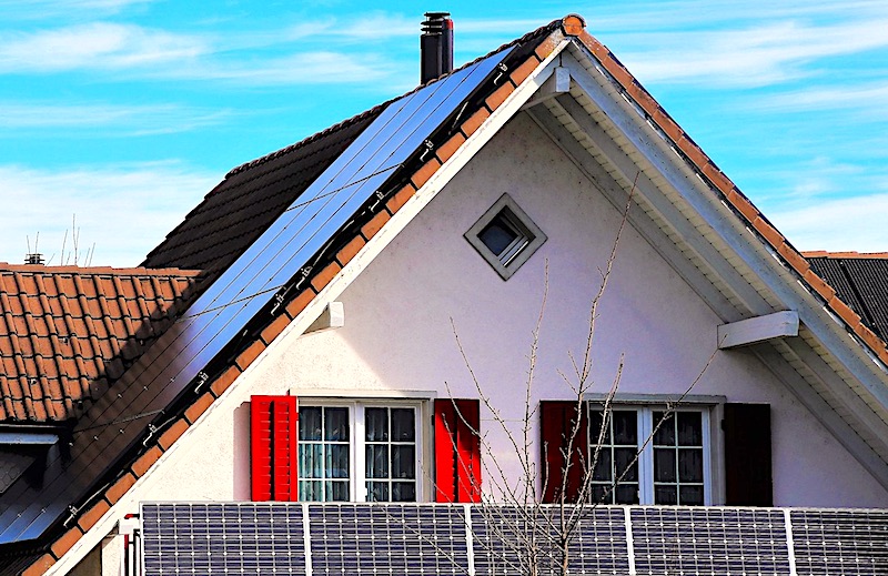 Giebelbalkon mit Solaranlage